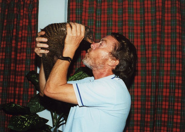 Dick Persson som ung håller upp och pussar på en sebramangust.