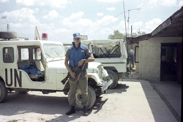 Stefan i militärmundering framför en jeep.