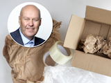 Anders Gustin invid en bild på en låda som är tom förutom lite förpackningsmaterial.
