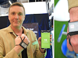 Rolf Bäck visar upp avläsaren på sin hand, och den tillhörande appen i mobilen.