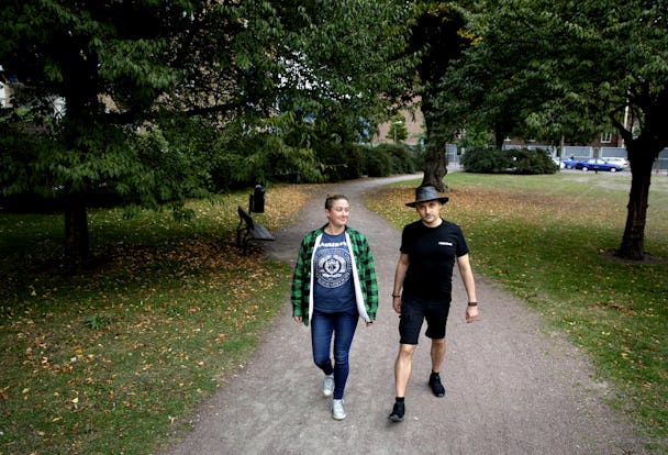 Emily Anfjord och Sami Bes på promenad i en park.