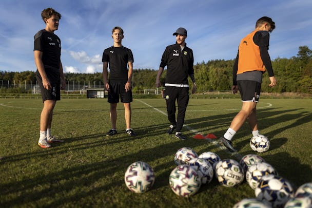 Jesper Ekström, några ungdomar och ett gäng fotbollar.
