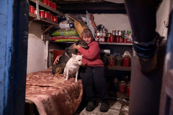 Natalia Golovchanski med sin bund i källaren.