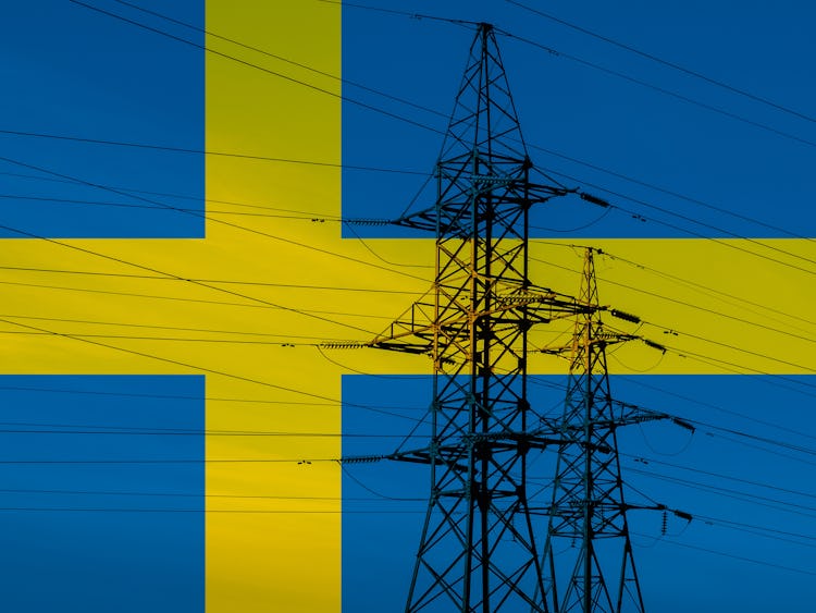 Svenska flaggan och elledningar.