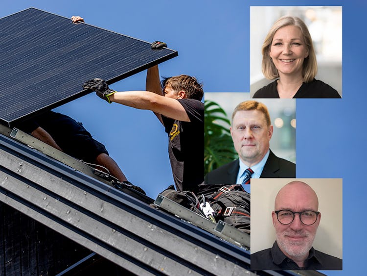 Personer som installerar solceller på ett hustak.