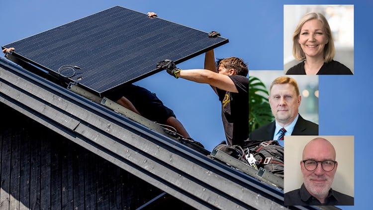 Personer som installerar solceller på ett hustak.