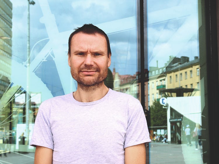 Petter Johansson framför en byggnad