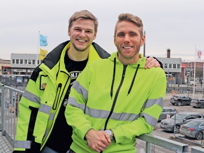 David Wikström och Olle Stålberg på en byggarbetsplats.