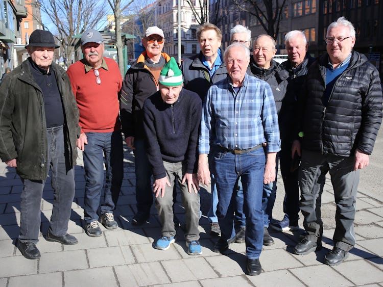 Gruppbild tagen utomhus på några av pensionärerna i Klubb 67.