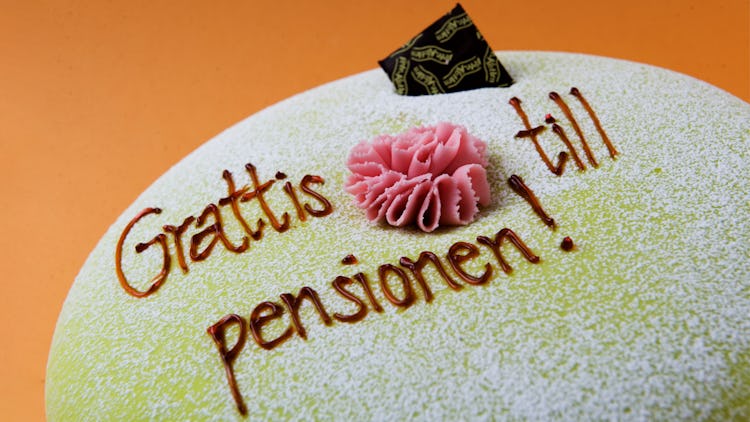 En prinsesstårta med texten: Grattis till pensionen.