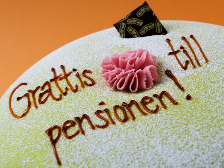 En prinsesstårta med texten: Grattis till pensionen.
