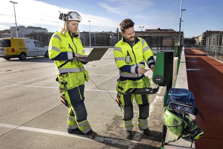 Emma Allén Holm och Daniel Torro installerar elbilsladdare.