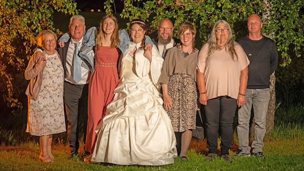 Bild från bröllopet med bruden och åtta gäster. 