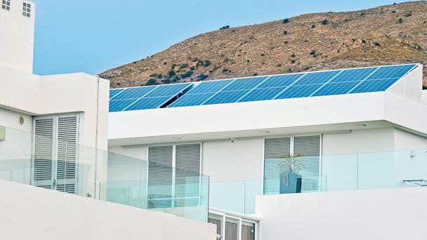 Solpaneler på ett hus i Spanien.