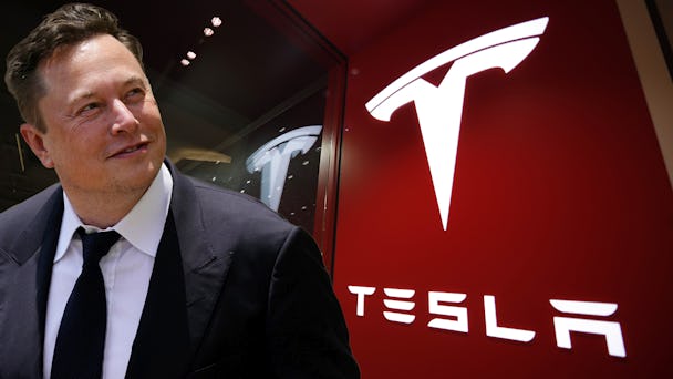 Bild på en Tesla-skylt och Elon Musk.