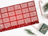 granris, polkagrisar, paket och en bild på Elektrikerns julkalender.