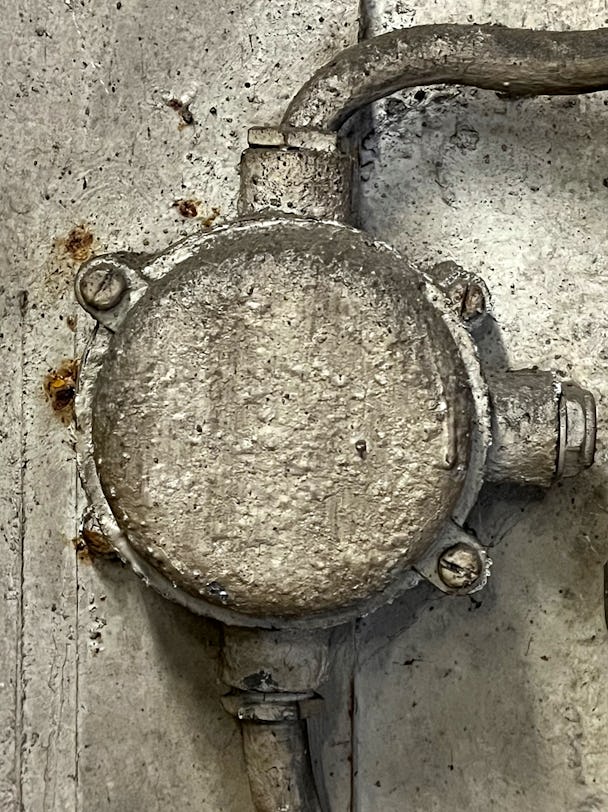 En närbild av en metallventil på en vägg.