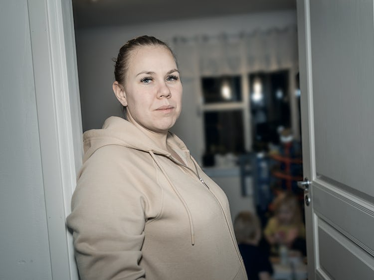 Sandra Wiman i en brun hoodie som står i en dörröppning.