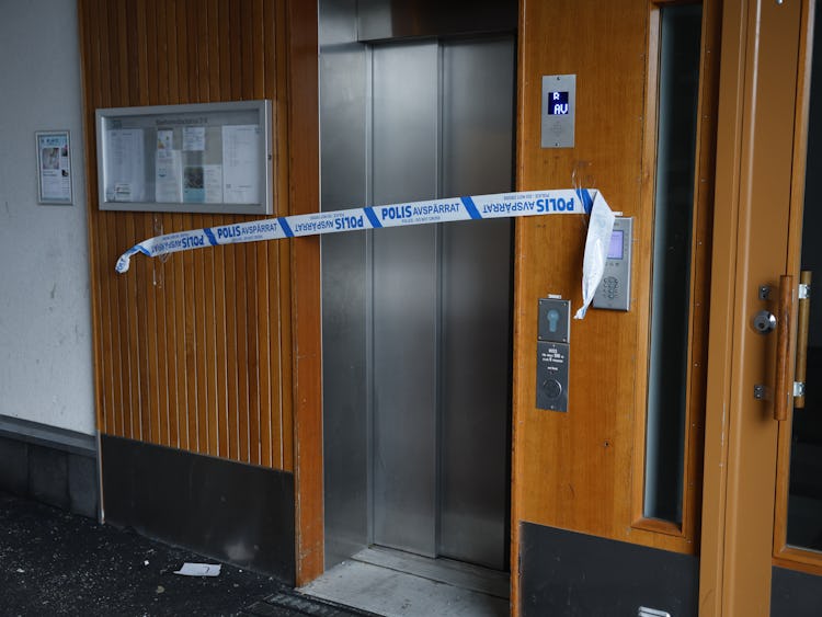 En polistejp är tejpad på dörren till en hiss.