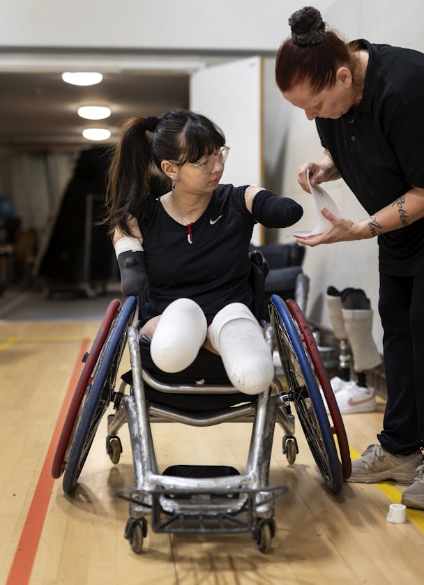 En kvinna i en rullstol i en sporthall.
