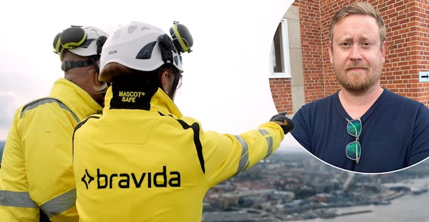 Två byggnadsarbetare i gul Bravida-jacka står på en arbetsplats.