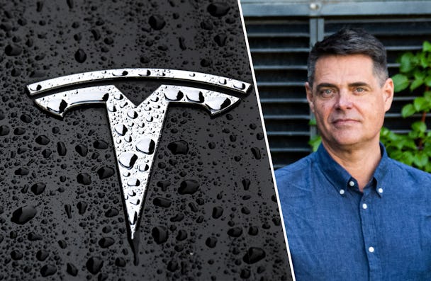 Tesla-logotyp med vattendroppar till vänster; en man i en blå skjorta med knappar som står utomhus till höger.