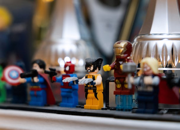 En rad med lego-superhjältar visa med varierande kostymer och tillbehör.