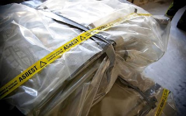 Varningstejp för asbest för ett inplastat paket