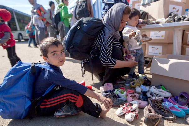Syriska flyktingar på gränsen mellan Serbien och Kroatien. Palmecentret delade med hjälp av volontärer ut bland annat skor, sovsäckar och hygienartiklar. Många flyktingar kom i flipflops eller sandaler, inte alls förberedda för den europeiska vintern. Foto: Branimir Milovanovic