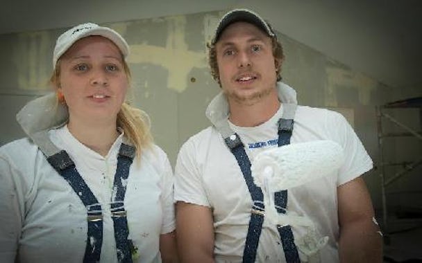 Johanna Nordlund och Josef Klintenberg i jobbkläder
