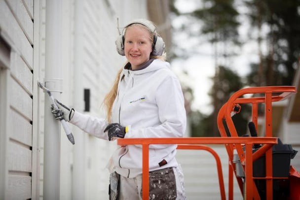 Sofia Edström arbetar från en skylift.
