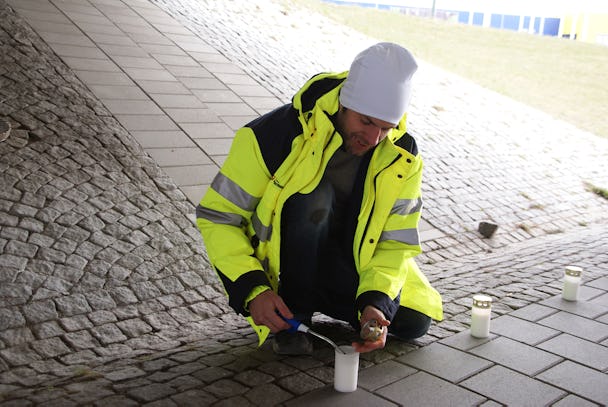 Målaren Christian Olofsson tände 45 ljus, ett för varje död i arbetsplatsolyckor i Sverige. Foto: Per Eklund