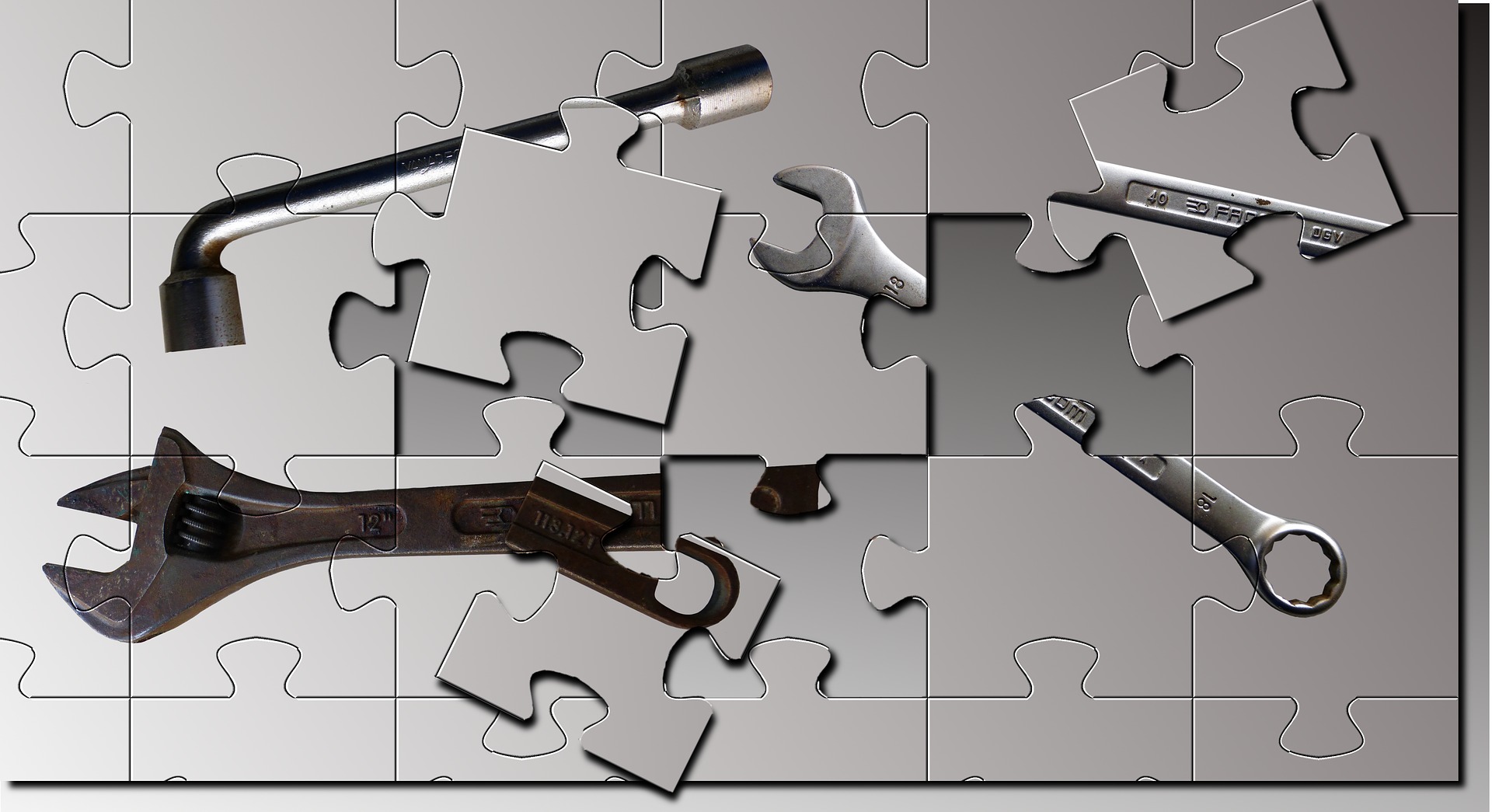 Bilden föreställer ett pussel med grå bakgrund, innehållande ett fälgkors, en skiftnyckel och en blocknyckel. Tre av bitarna i pusslet ligger fel, vilket resulterar i hål i bilden.
