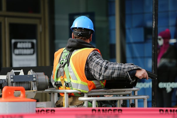 En byggnadsarbetare på en arbetsplats
