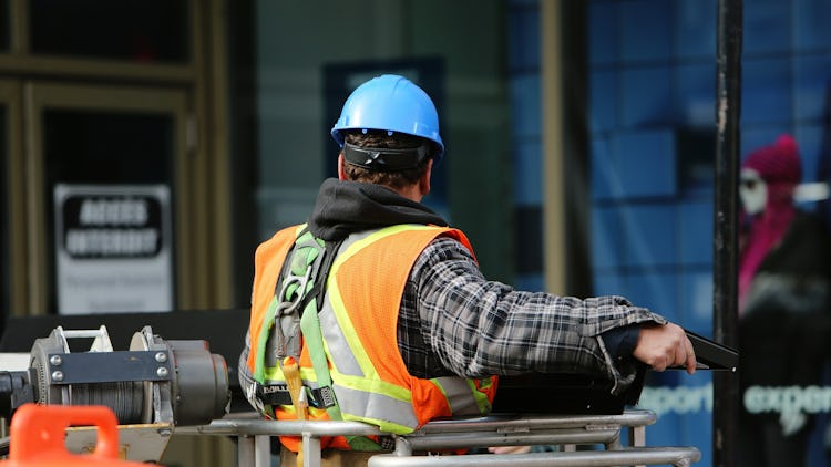 En byggnadsarbetare på en arbetsplats