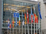 Flaggorna framför EU-parlamentet i Bryssel
