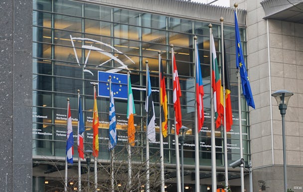 Flaggorna framför EU-parlamentet i Bryssel