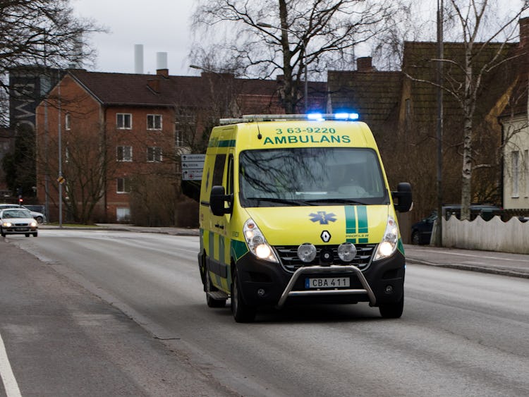En ambulans på utryckning.