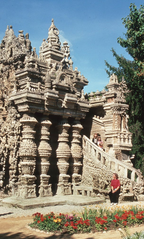 Ett sandfärgat palats med kolonner.