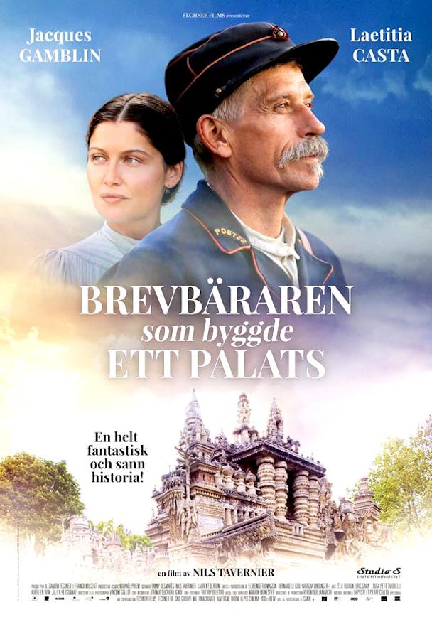 Omslaget till filmen "Brevbäraren som byggde ett palats." En man och en kvinna inklippta i himlen ovanför ett sandfärgat palats.