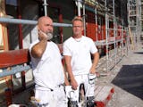 Kalle och Per står framför en byggnadsställning