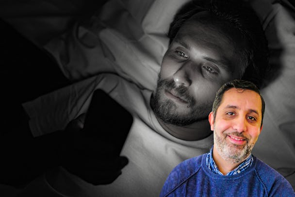 Jamal Elmourabits porträtt monterat över en bild på en person som ligger i sängen och tittar bekymrat på sin telefon.