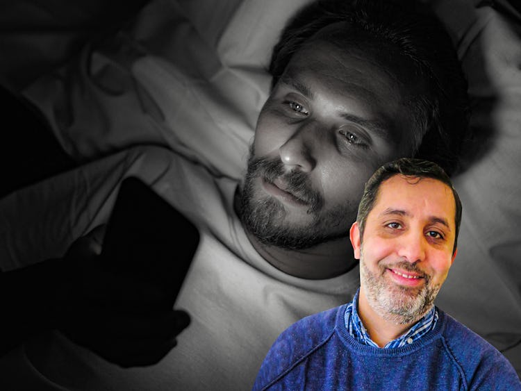 Jamal Elmourabits porträtt monterat över en bild på en person som ligger i sängen och tittar bekymrat på sin telefon.