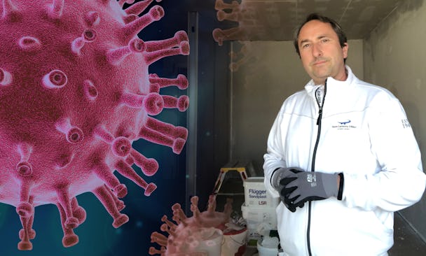Joakim Winberg på arbetsplatsen monterat invid en närbild på det nya coronaviruset SARS-CoV-2