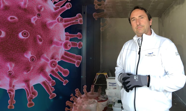 Joakim Winberg på arbetsplatsen monterat invid en närbild på det nya coronaviruset SARS-CoV-2