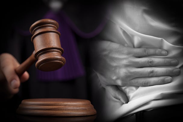 En domare med en klubba, monterat invid en hand som håller i en värkande rygg