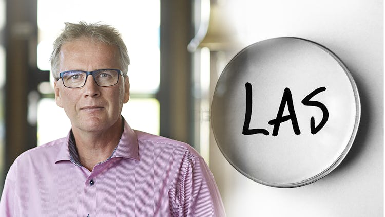 Ett foto av Mikael Johansson monterat invid ett förstoringsglas som zoomar in på ordet LAS