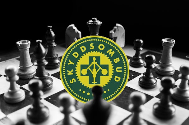 Ett schackbräde med skyddsombuds-symbolen monterad i mitten