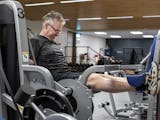 Patrik Andersson tränar benen på gymmet