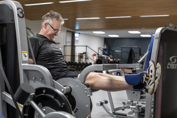 Patrik Andersson tränar benen på gymmet